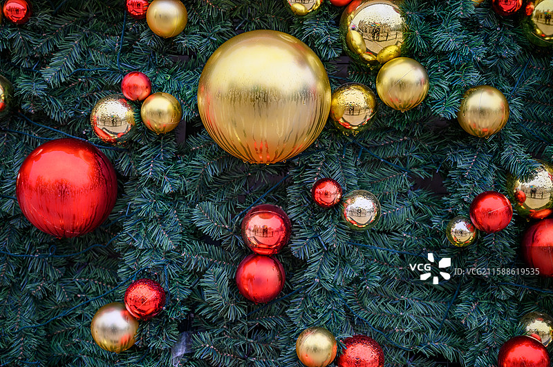 圣诞节圣诞树上的彩球图片素材