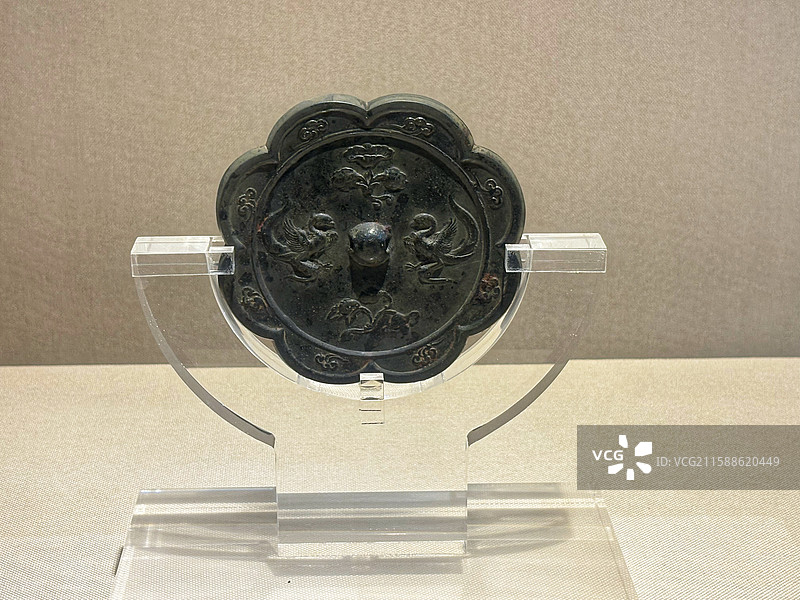 浙江博物馆孤山馆雷峰塔地宫国宝珍品｜鎏金舍利函·双鸟纹镜·水晶瓶·金铜佛像（吴越国佛教艺术）考古发现图片素材