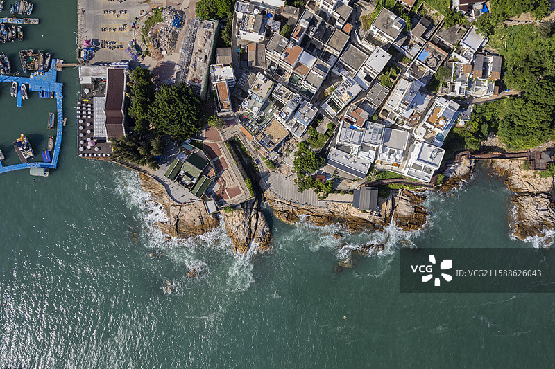 海岸上的白色海景民宿及渔村风光航拍视角图片素材