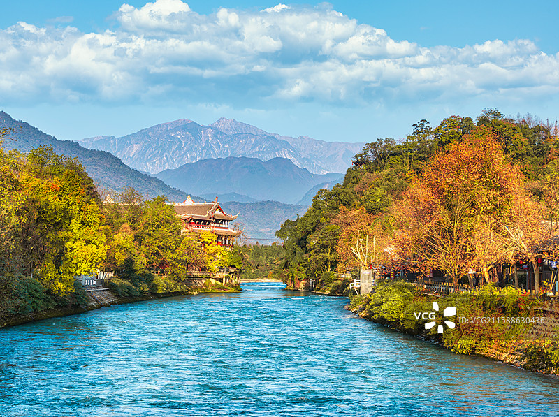 中国四川成都都江堰水利工程宝瓶口秋景图片素材