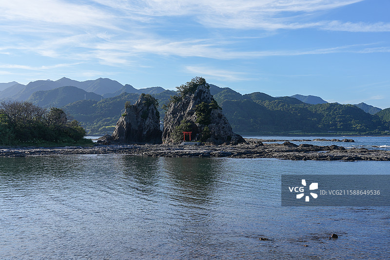 日本 和歌山县 那智胜浦町 孤独的鸟居  弁天岛图片素材