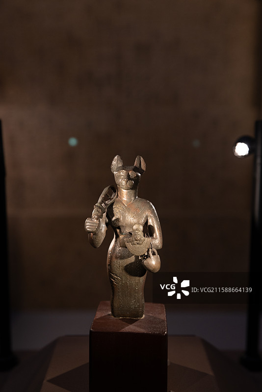 古埃及巴斯泰特立像图片素材