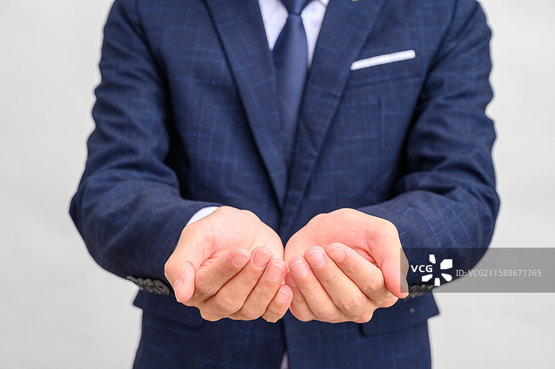 白色背景前双手呈碗状的商务人士图片素材