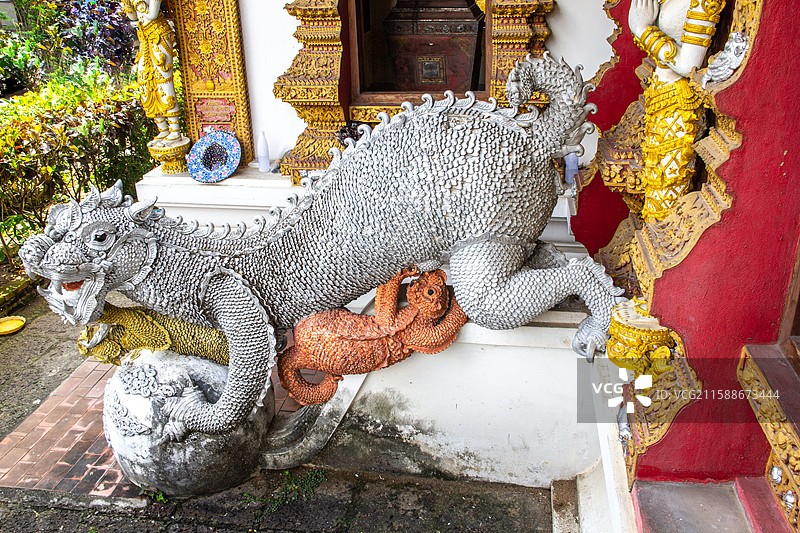 泰国清迈布帕兰寺 庭院门前守护兽 玛卡拉或玛姆图片素材