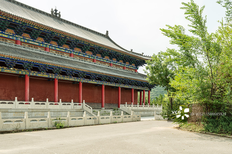 龙泉寺大殿外墙与石栏在绿树掩映中呈现古建筑风貌图片素材