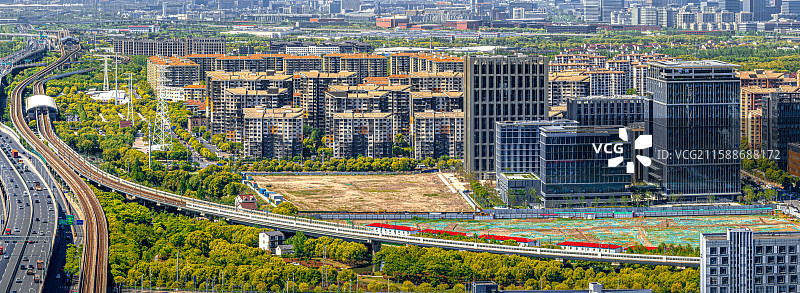 轻轨轨道穿越城市 11号线16号线秀沿路地铁站 上海浦东康桥城市天际线 眺望张江科学城南部区域图片素材