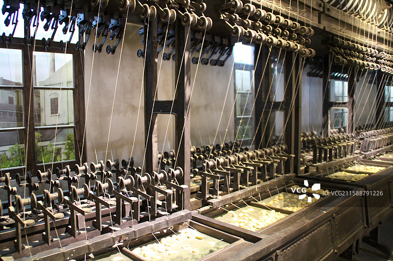 传统纺织机运作场景图片素材