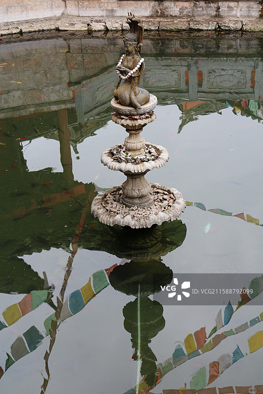 云南省丽江市丽江古城大研古镇大研镇：白马龙潭寺放生池图片素材