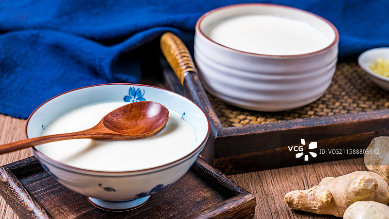 中国广东传统粤式甜品姜撞奶图片素材