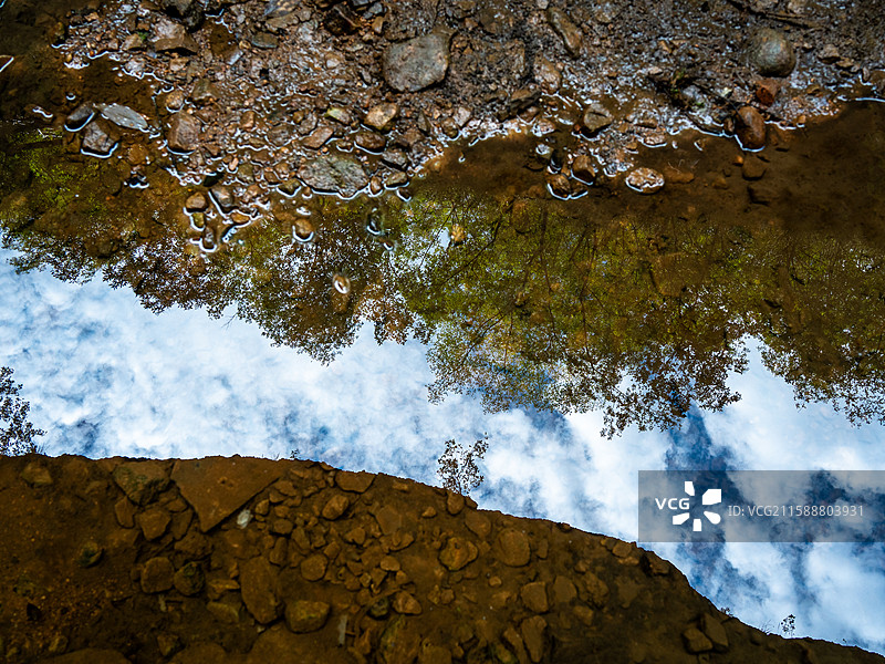 皖西大裂谷的水中倒影图片素材