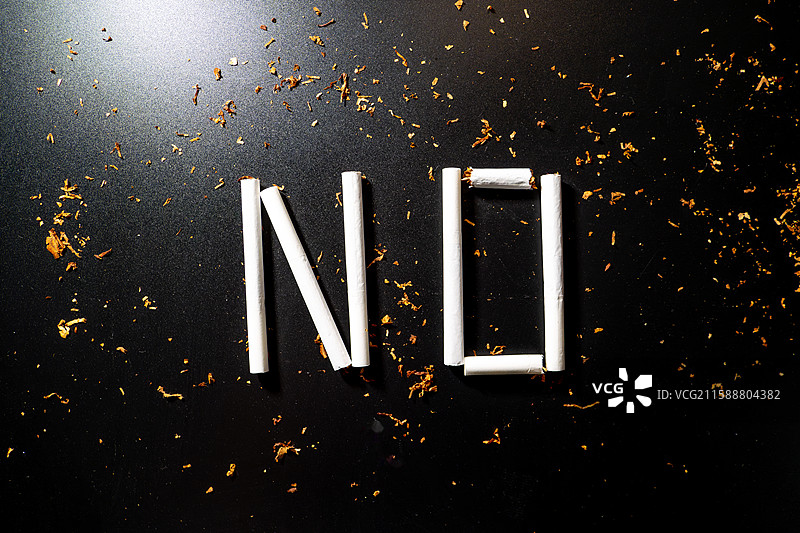 用香烟拼成的NO单词，显示出戒烟的决心，改掉不良生活习惯概念图片素材