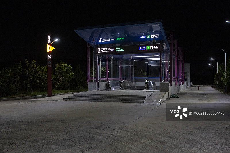 广州地铁万顷沙站D入口建筑夜景图片素材