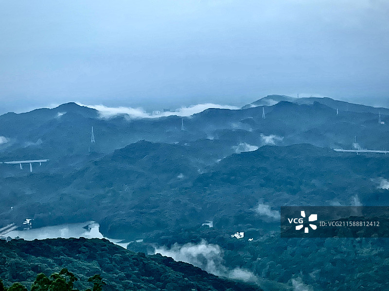 帽峰山上雨后的烟雾缭绕图片素材