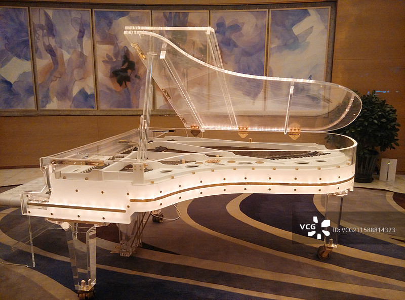 透明钢琴展示于艺术空间图片素材