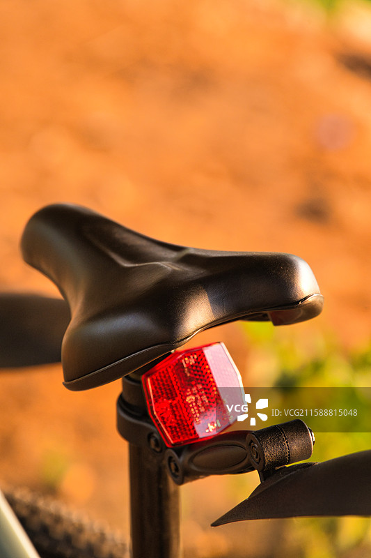 自行车座椅与红色尾灯的特写图片素材