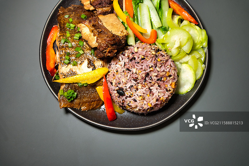 美味烤鱼配五彩蔬菜与杂粮饭图片素材