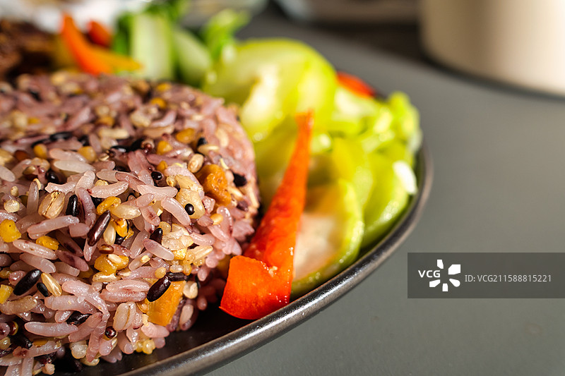 五彩杂粮饭配新鲜蔬菜图片素材