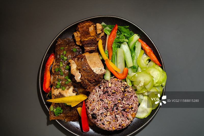 美味烤鱼配五谷饭与时蔬图片素材