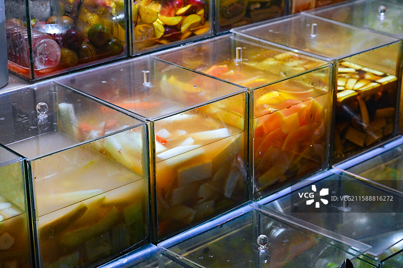 广西南宁夜市夜宵旅游网红打卡必吃特色美食小吃酸嘢酸野水果捞的特写图片素材