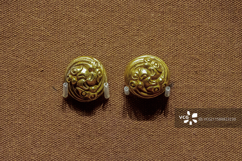 内蒙古博物院：变形鸟纹圆形金扣（战国，鄂尔多斯市杭锦旗阿鲁柴登墓地出土，内蒙古博物院藏）图片素材