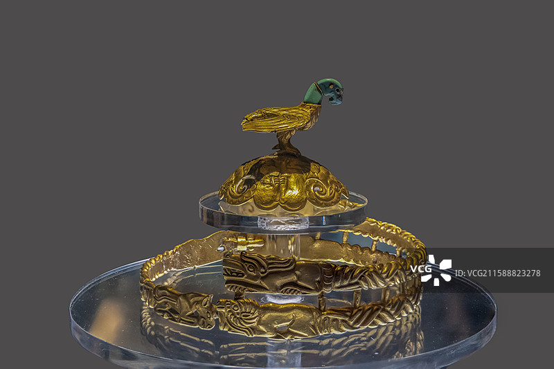 内蒙古博物院：鹰形顶金冠饰（战国，鄂尔多斯市杭锦旗阿鲁柴登墓地出土，内蒙古博物院藏）图片素材