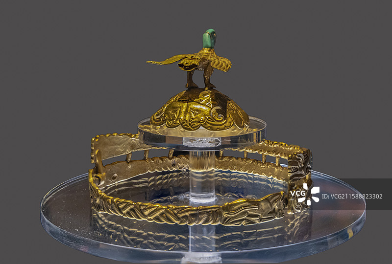 内蒙古博物院：鹰形顶金冠饰（战国，鄂尔多斯市杭锦旗阿鲁柴登墓地出土，内蒙古博物院藏）图片素材