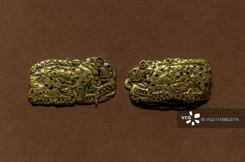 内蒙古博物院：嵌宝石虎纹金带扣（战国，鄂尔多斯市杭锦旗阿鲁柴登墓地出土，内蒙古博物院藏；一级文物）图片素材