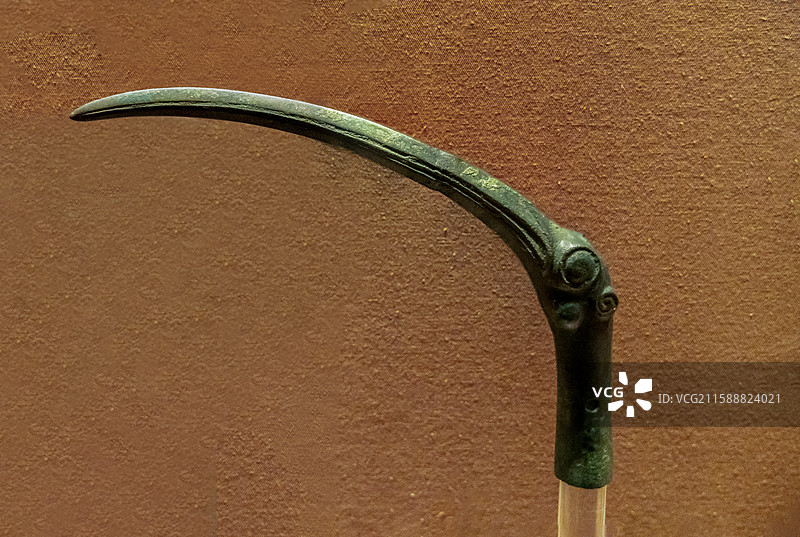 内蒙古博物院：鹤嘴形青铜饰（春秋—战国，鄂尔多斯市杭锦旗桃红巴拉墓地出土，内蒙古博物院藏）图片素材