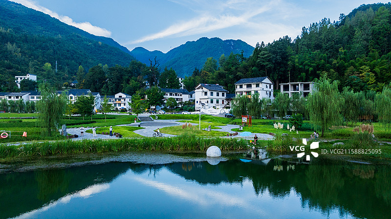 恩施市白果乡下村坝观音塘边的风景图片素材