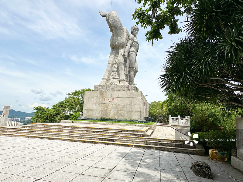 爱情故事鹿回头雕像中国海南省三亚市自贸风光鹿回头风景区4A景点公园背景暑假图片素材