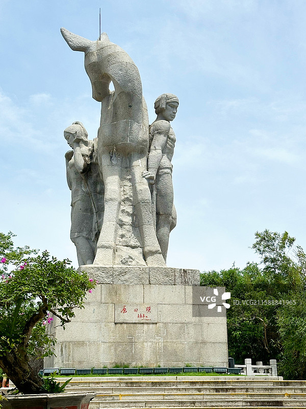 爱情故事鹿回头雕像中国海南省三亚市自贸风光鹿回头风景区4A景点公园背景暑假图片素材