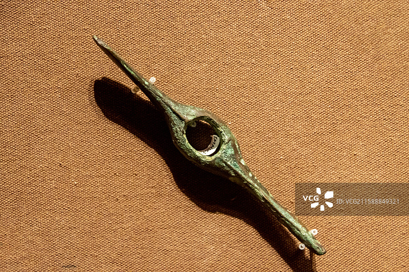 内蒙古博物院：青铜鹤嘴斧（春秋—战国，鄂尔多斯市杭锦旗桃红巴拉墓地出土，内蒙古博物院藏）图片素材