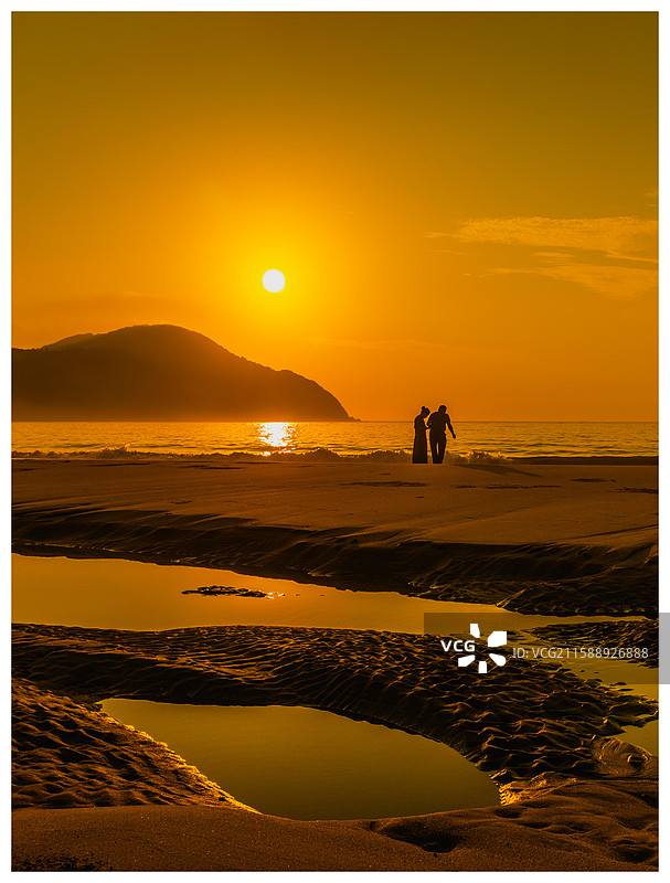 日出东海 拍摄于舟山千步沙的海滩，前景的水洼，浪漫的爱情与海山日交相辉映。图片素材