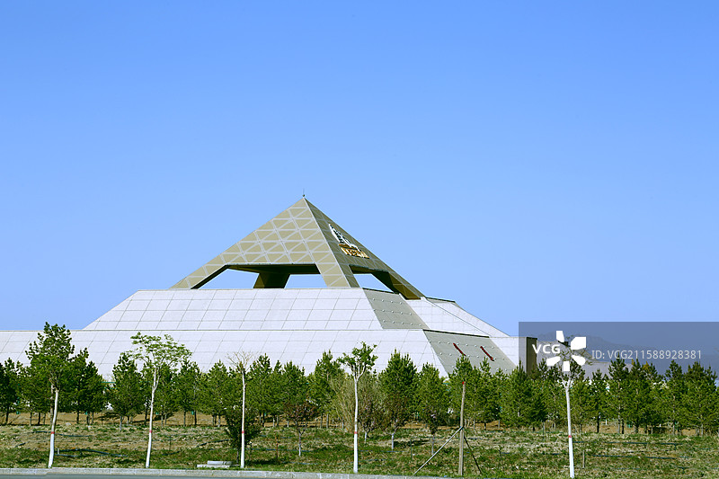 内蒙古乌海  乌兰布和  建筑   三角形 树木 天空 蓝天图片素材