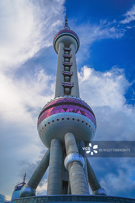 高耸入云的东方明珠塔图片素材