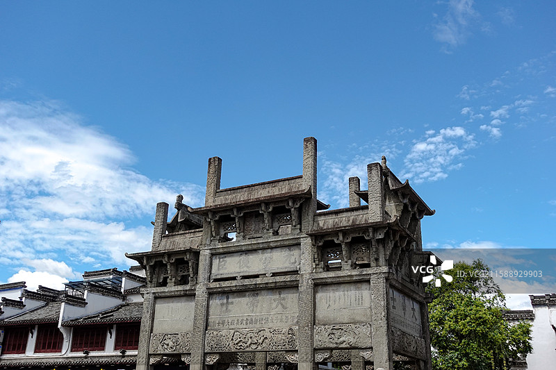 安徽黄山市徽州古城徽派建筑马头墙古街古巷许国石坊图片素材