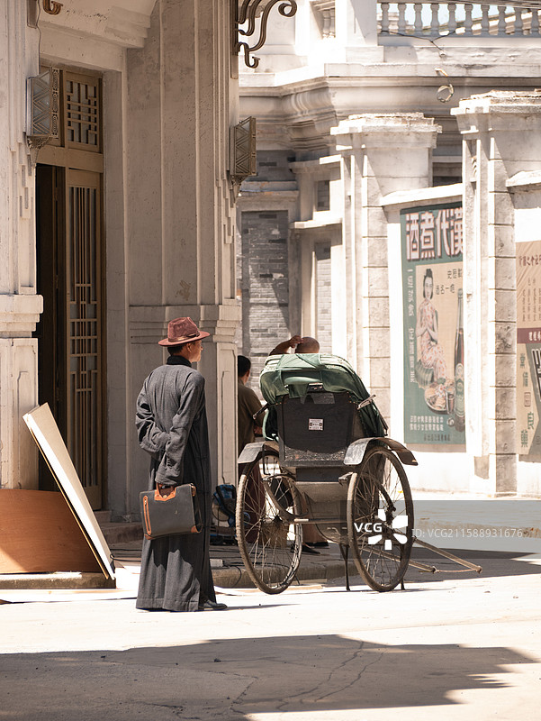 老上海民国街头穿着长衫等人力黄包车的人图片素材