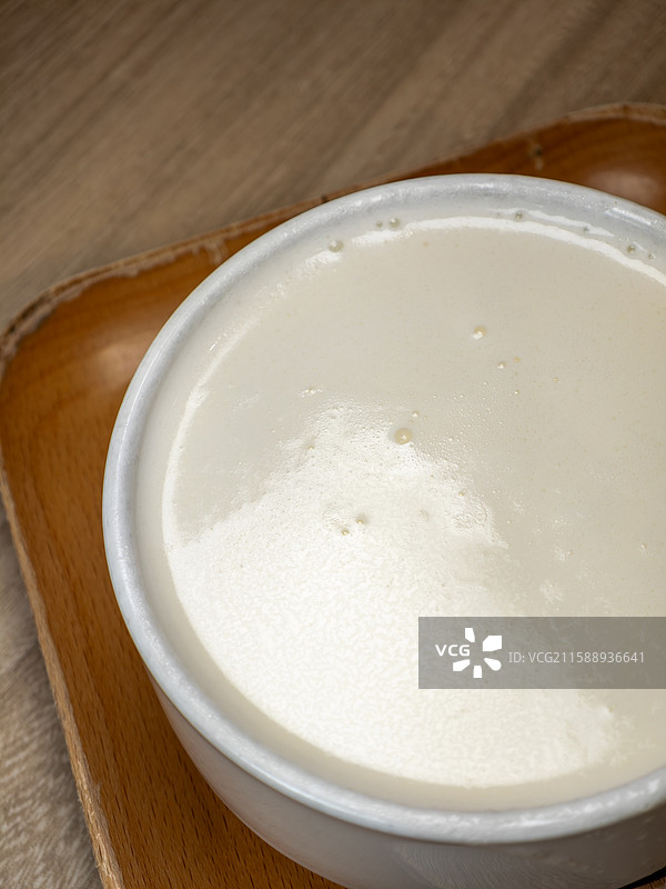 白色瓷碗里的杏仁露图片素材