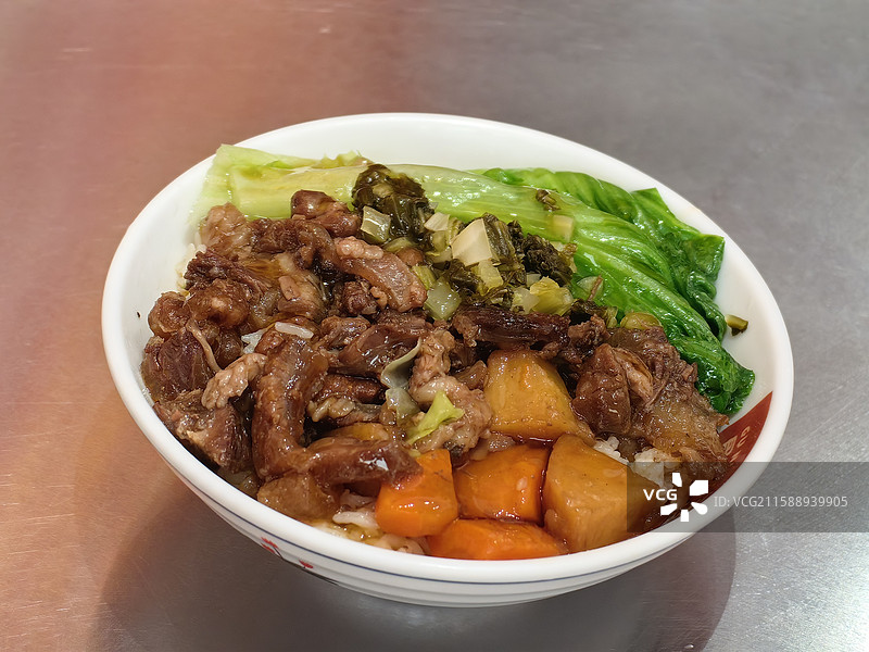 美味牛腩饭，开启味蕾盛宴图片素材