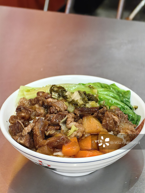 美味牛腩饭，开启味蕾盛宴图片素材