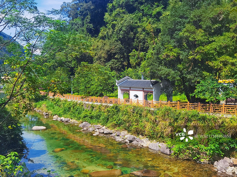 南岭自然科普园门前的溪流图片素材