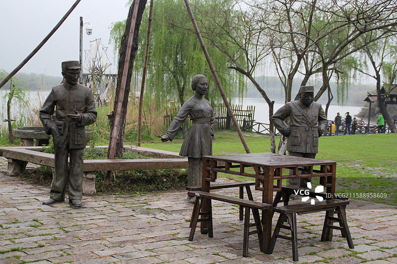 常熟沙家浜雕塑群展示人物互动场景图片素材