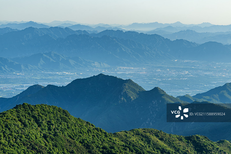 远眺清晨中北京昌平高铁线路图片素材