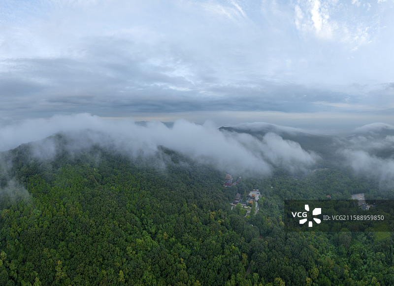 航拍襄阳鹿门山国家森林公园望江亭景观云海云雾自然风光图片素材