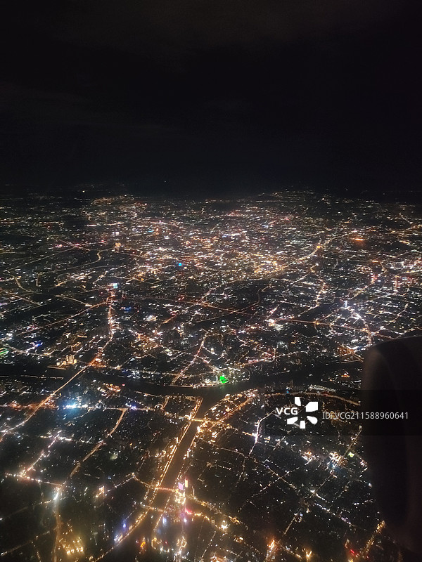 飞机上俯拍的城市夜景，万家灯火图片素材