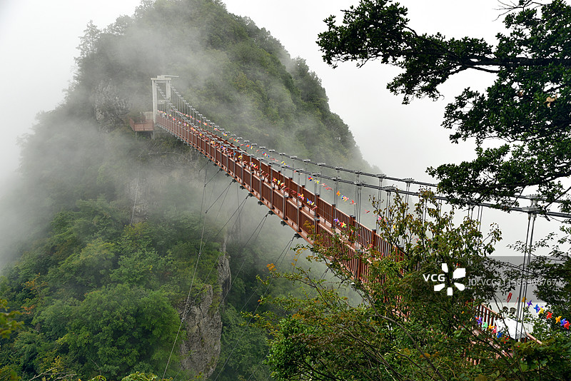 云雾缭绕的南宫山金顶吊桥图片素材