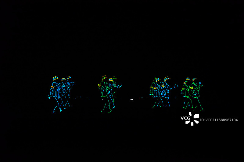 荧光舞 黑光下的舞者图片素材