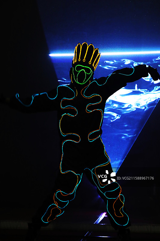 荧光舞 黑光下的舞者图片素材