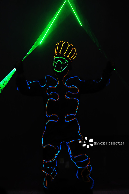 荧光舞 黑光下的舞者图片素材