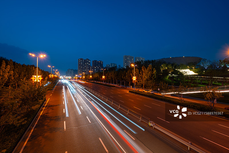 夜幕降临蓝调时间的车水马龙图片素材